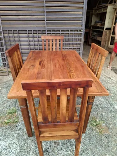 Mesa com 4 cadeiras