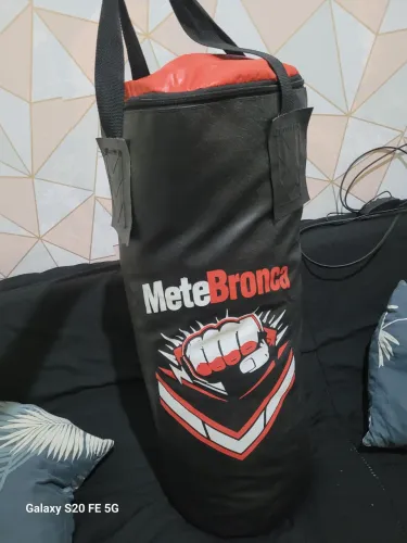 Vendo saco de box de 9 ctm novo em folha vai com suporte de parede e um par de luvas 