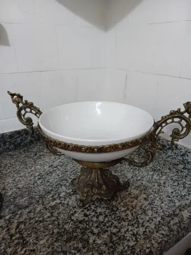 Fruteira de bronze com prato em porcelana