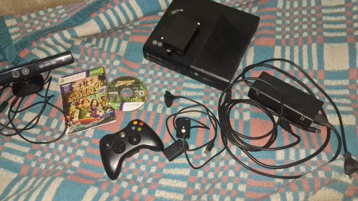 Vendo um Xbox 360 bloqueado funcionando perfeitamente com kitnet HD jogos na memória