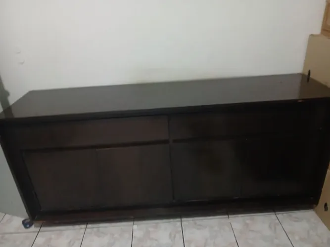 Móvel de excelente qualidade.Estilo Buffet na cor marrom escuro