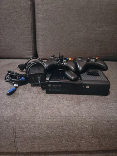 Vendo Xbox 360 desbloqueado com 32 jogos e 2 manetes( uma com fio e outra sem fio)
