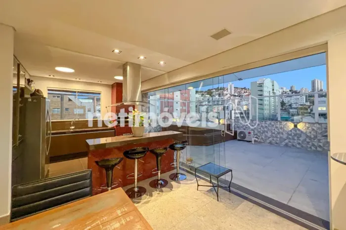 Cobertura alto padrão, toda reformada, 5 quartos; 2 suítes, 3 vagas livres, Jacuzzi, quadr