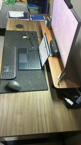 Mesa de Escritório 1,70m x 0,90m - Excelente Estado | Ideal para Home Office ou Escritório