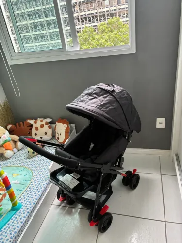 Carrinho de bebê e bebê conforto