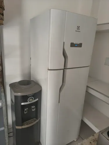Vendo geladeira Frost Free duas portas 