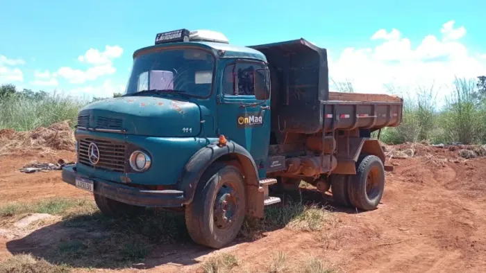 Vendo ou troco MB 1111 - Caçamba Toco