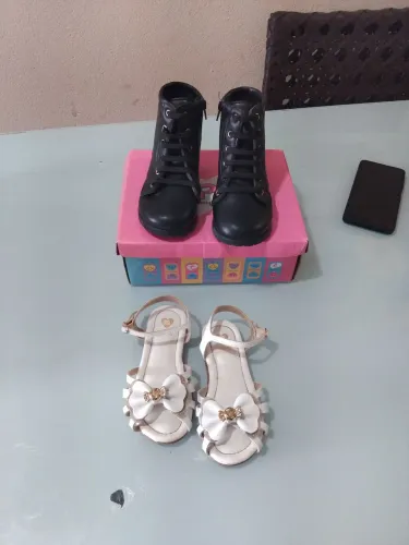 Vendo 1 bota numeração 27 e 1sandalia numeração 25 semi novas