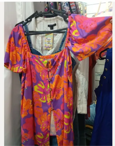 Blusa FROM Estampa Floral Colorida Feminina - Decote Quadrado e Manga Princesa P/M.