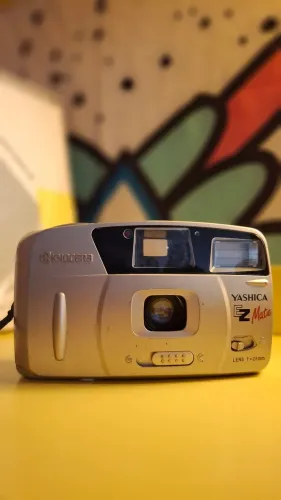 Câmera analógica automática Yashica