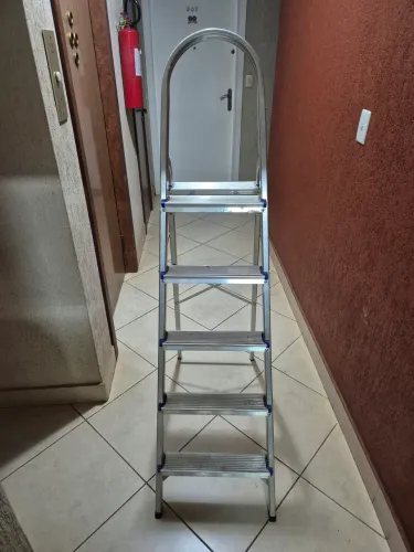 Escada de alumínio 5 degraus