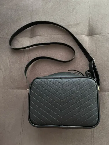 Bolsa feminina preta de alça tiracolo