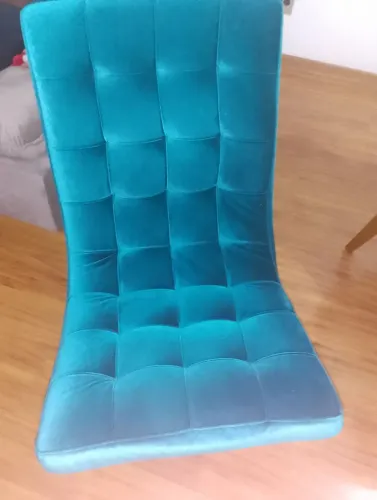 Vendo essa linda cadeira azul perfeita para deixa seu ambiente mais aconchegante e macia .