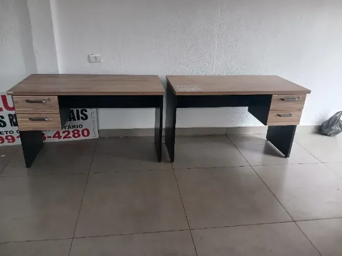 mesa de escritorio com gavetas