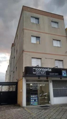 Apto 2 quartos, no centro, muito bem localizado.