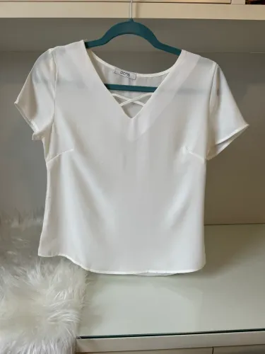 Blusa Branca Decote V com Tiras