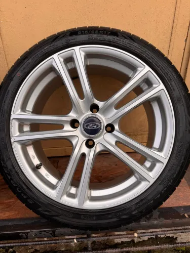 Pneu aro 17 perfil esportivo na medida 215/45 R17 furação 4x108
