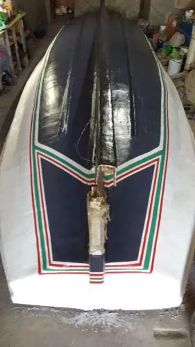 Casco de Barco de Fibra de vidro 8 m. Compatível com motores de 80 a 130 HP. Nunca usado. 