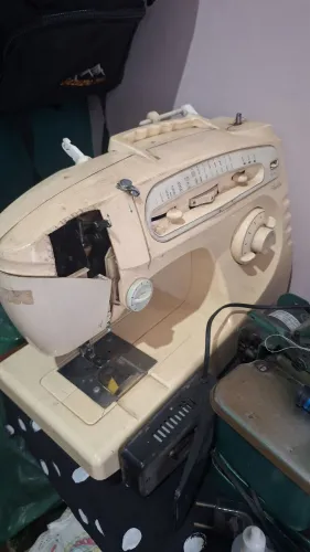 Máquina de costura SINGER para conserto