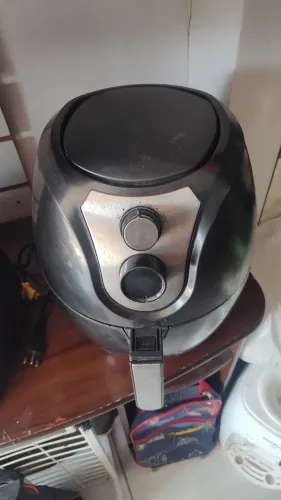 Vendo Airfryer Britânia 4,5L 127v funciona perfeitamente usada leia a descrição.