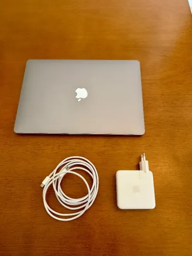 MacBook Pro 13 (2018) - TouchBar | Intel Core i5 | 8GB RAM | Excelente Estado + Brindes