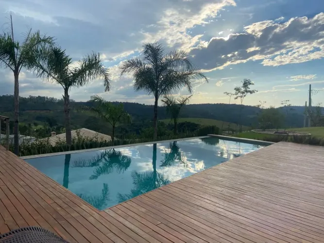 Residência de Alto Padrão com Vista Deslumbrante e Pôr do Sol Magnífico