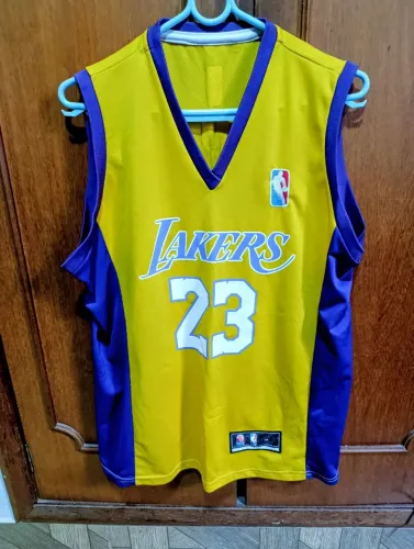 Regata Lakers James 23 com detalha de dois fios puxados 