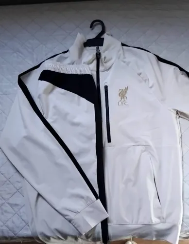 Conjunto Nike Liverpool x LeBron