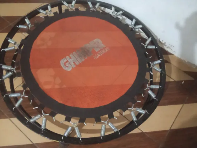 Vendo cama elástica pra cademia com aro reforçando que aguenta 150k a 180 em ótimo estado