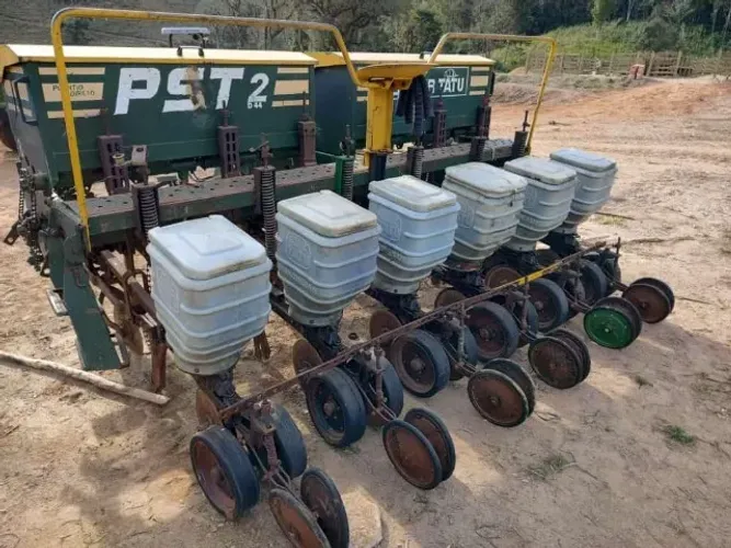 45 Plantadeira Tatu PST 2 - 6 linhas Plantadeira Tatu PST 2 Plantio direto 6 linhas de 50 