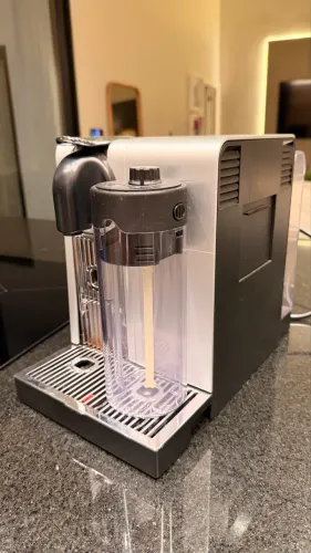 Cafeteira em cápsula Nespresso Lattissima Preta 110V
