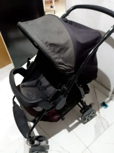 Carrinho para bebê semi-novo