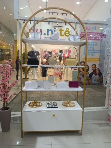 Vitrine Expositora Luxo (Arco Dourado) - Estado de Nova (2 meses de uso)