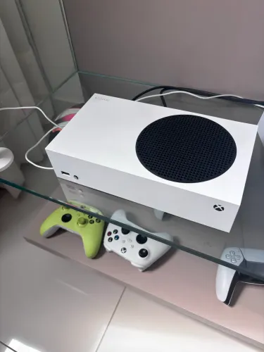 Vende-se Xbox series S com 3 controles
