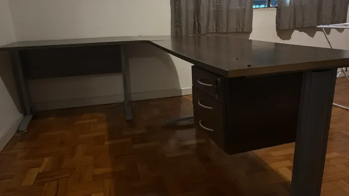 Mesa e cadeira de escritório