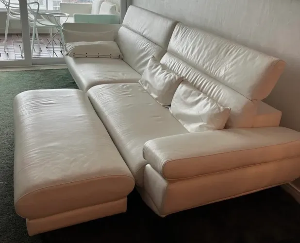 Sofá branco de Courino - 3,00 m x 1,00 - Poucas marcas de uso, em estado de novo.