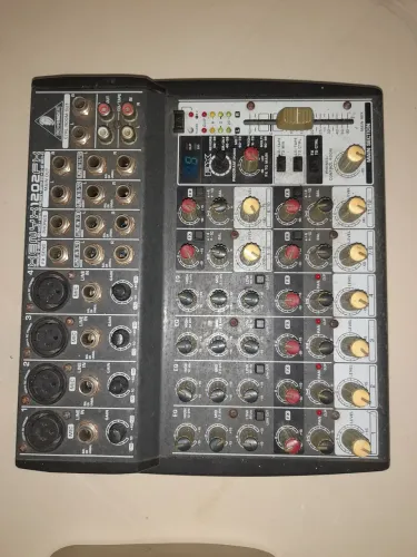 Mesa de som Behringer xenyx 1202