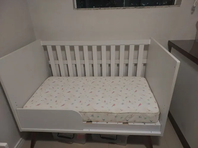 Berço e roupeiro bebê