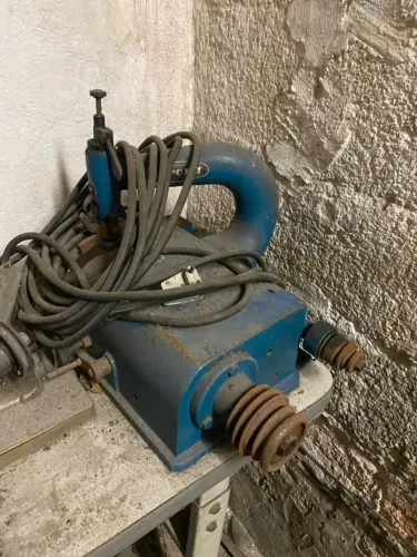 Chanfradeira de Couro Industrial Antiga, Ferro Fundido - Precisa de Reparo