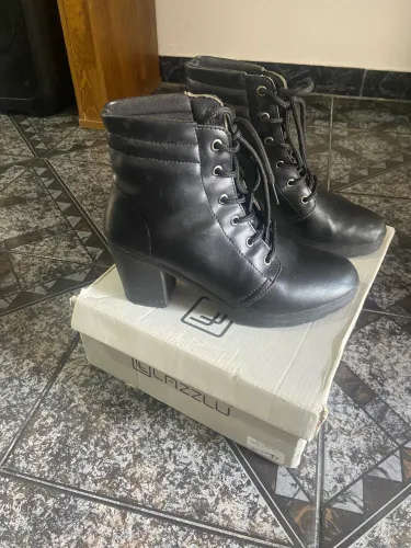Vendo bota preta