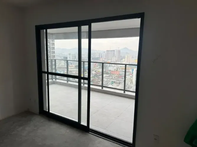 Porta de sacada em alumínio preto com vidro - retirada de apartamento novo