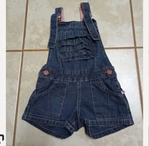 Jardineira jeans tamanho 4