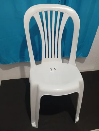 Vendo 6 cadeiras de plástico nova
