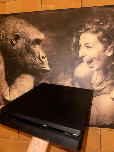 PS4 Slim + Jogos (FIFA 22, 23, Spider-Man, Horizon) - Conservado 
