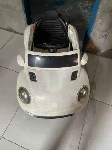 Vendo carro elétrico a bateria descarregada não é novo é usado não tem para mim carregador