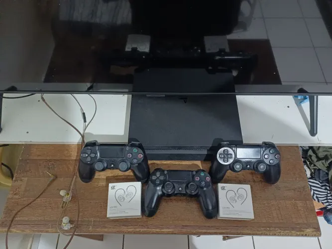 PS4 Slim + 3 Controles + Vários Jogos | Kit Completo