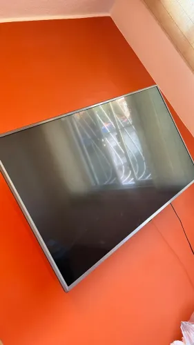 Televisão Full HD 49? LG usada com pequeno defeito + suporte de tv dobrável.  
