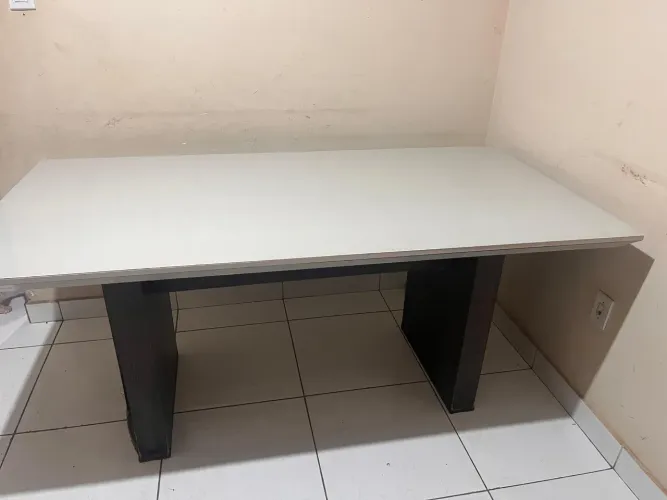 Mesa de vidro com base de madeir