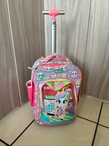 Mochila escolar de rodinhas da marca Puket.