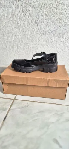 Sapato Estilo Mary Jane,verniz preto brilhante,novo(obs: um par de meias novas de brinde)